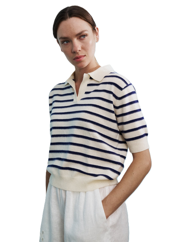 Pullover 0039 Italy Iris Strip Polo. Der Pullover hat Streifen in blau und weiß und hat einen halbarm mit V-Ausschnitt. 