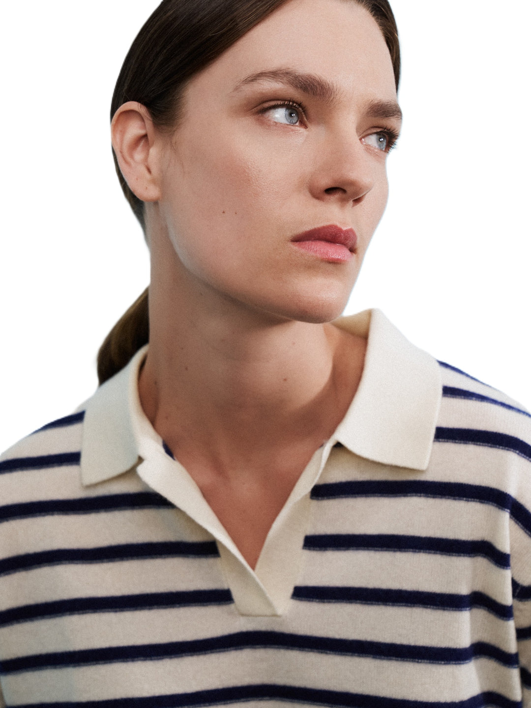 Pullover 0039 Italy Iris Strip Polo. Der Pullover hat Streifen in blau und weiß und hat einen halbarm mit V-Ausschnitt. 