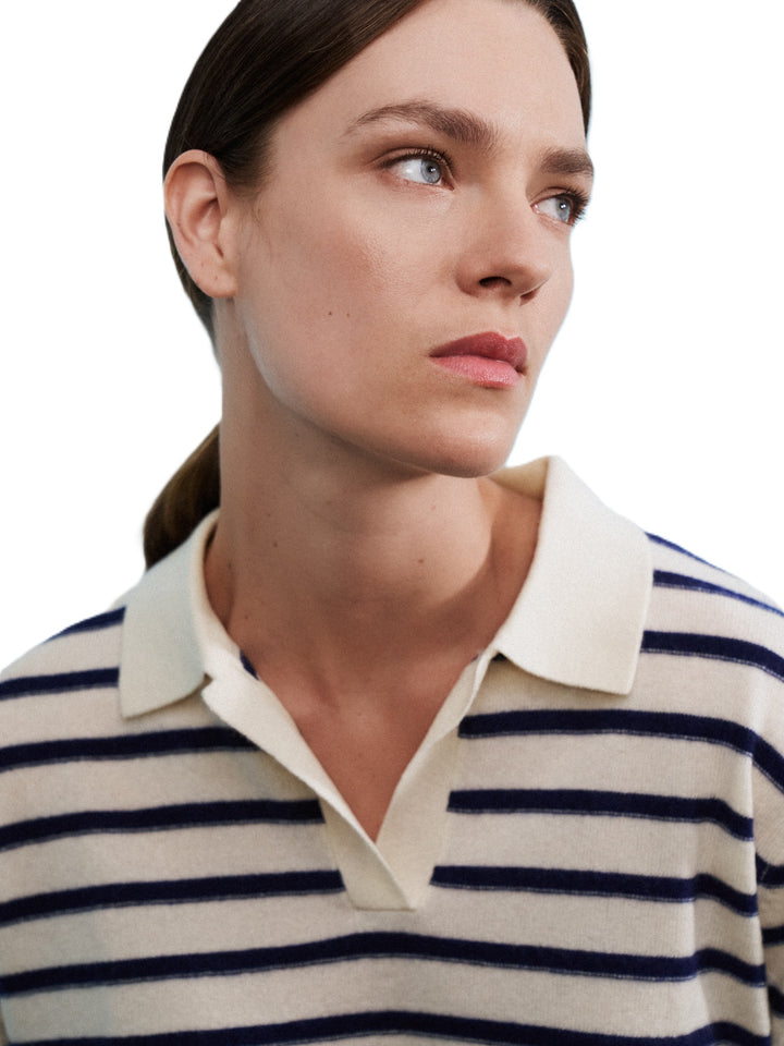 Pullover 0039 Italy Iris Strip Polo. Der Pullover hat Streifen in blau und weiß und hat einen halbarm mit V-Ausschnitt. 