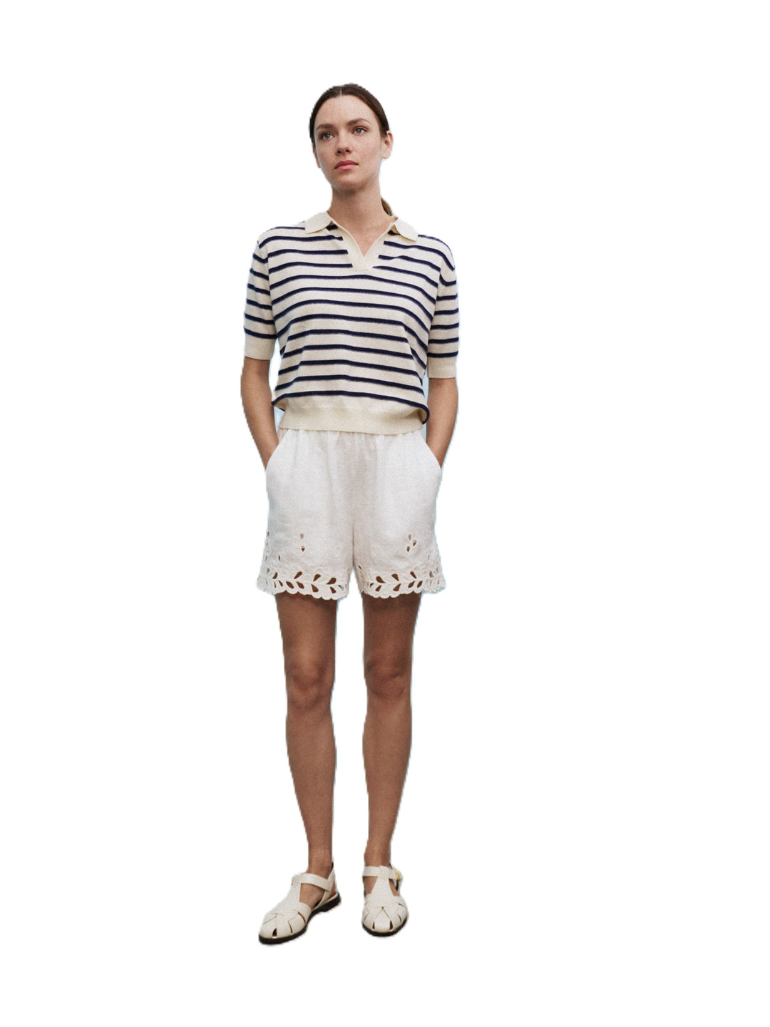 Pullover 0039 Italy Iris Strip Polo. Der Pullover hat Streifen in blau und weiß und hat einen halbarm mit V-Ausschnitt. 