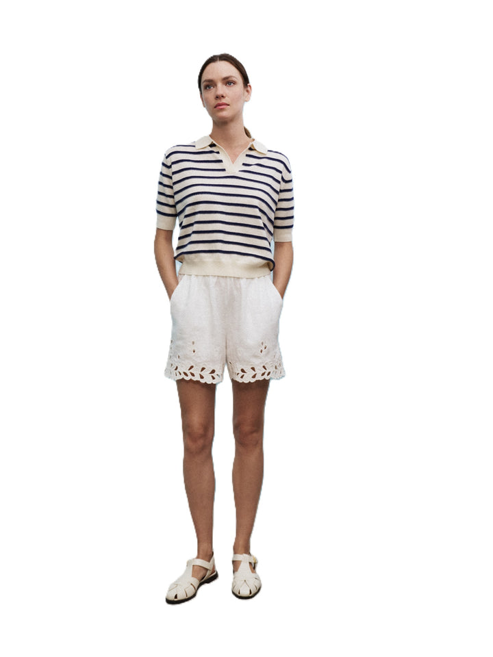 Pullover 0039 Italy Iris Strip Polo. Der Pullover hat Streifen in blau und weiß und hat einen halbarm mit V-Ausschnitt. 