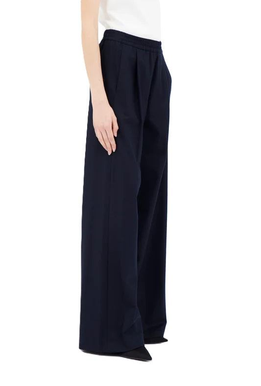 Hose Odeeh aus einer Light Wool Ware mit Gummibund und Taschenin navy. Lang und weit geschnitten. 