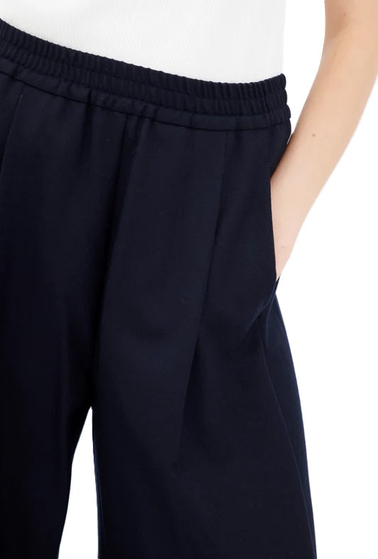 Hose Odeeh aus einer Light Wool Ware mit Gummibund und Taschenin navy. Lang und weit geschnitten. 