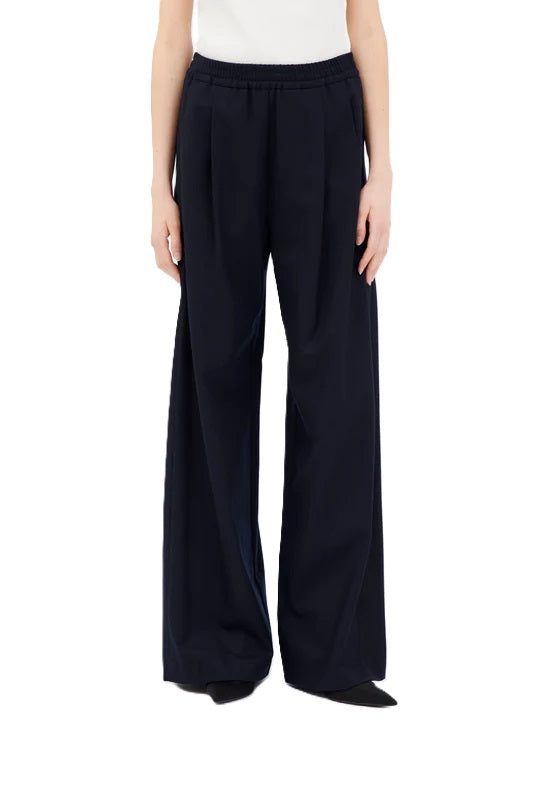 Hose Odeeh aus einer Light Wool Ware mit Gummibund und Taschenin navy. Lang und weit geschnitten. 