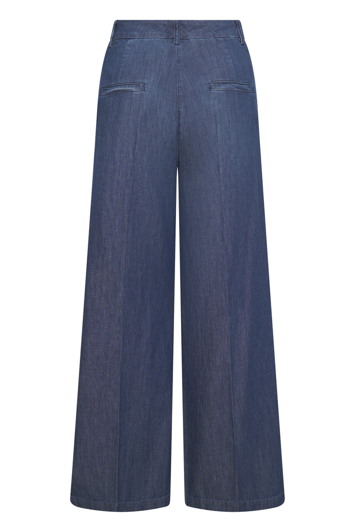 Hose Seductive Shiloh in blau. Elegante Jeans mit weitem Bein und mittlerer Leibhöhe. Die leichte Jeans hat eine Bügelfalte, einen Formbund und Gürtelschlaufen. Sie hat seitliche Eingriffstaschen und Leistentaschen hinten. Die Jeans besteht aus einem sehr leichten und angenehmen Sommerdenim.