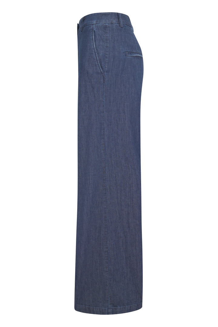 Hose Seductive Shiloh in blau. Elegante Jeans mit weitem Bein und mittlerer Leibhöhe. Die leichte Jeans hat eine Bügelfalte, einen Formbund und Gürtelschlaufen. Sie hat seitliche Eingriffstaschen und Leistentaschen hinten. Die Jeans besteht aus einem sehr leichten und angenehmen Sommerdenim.