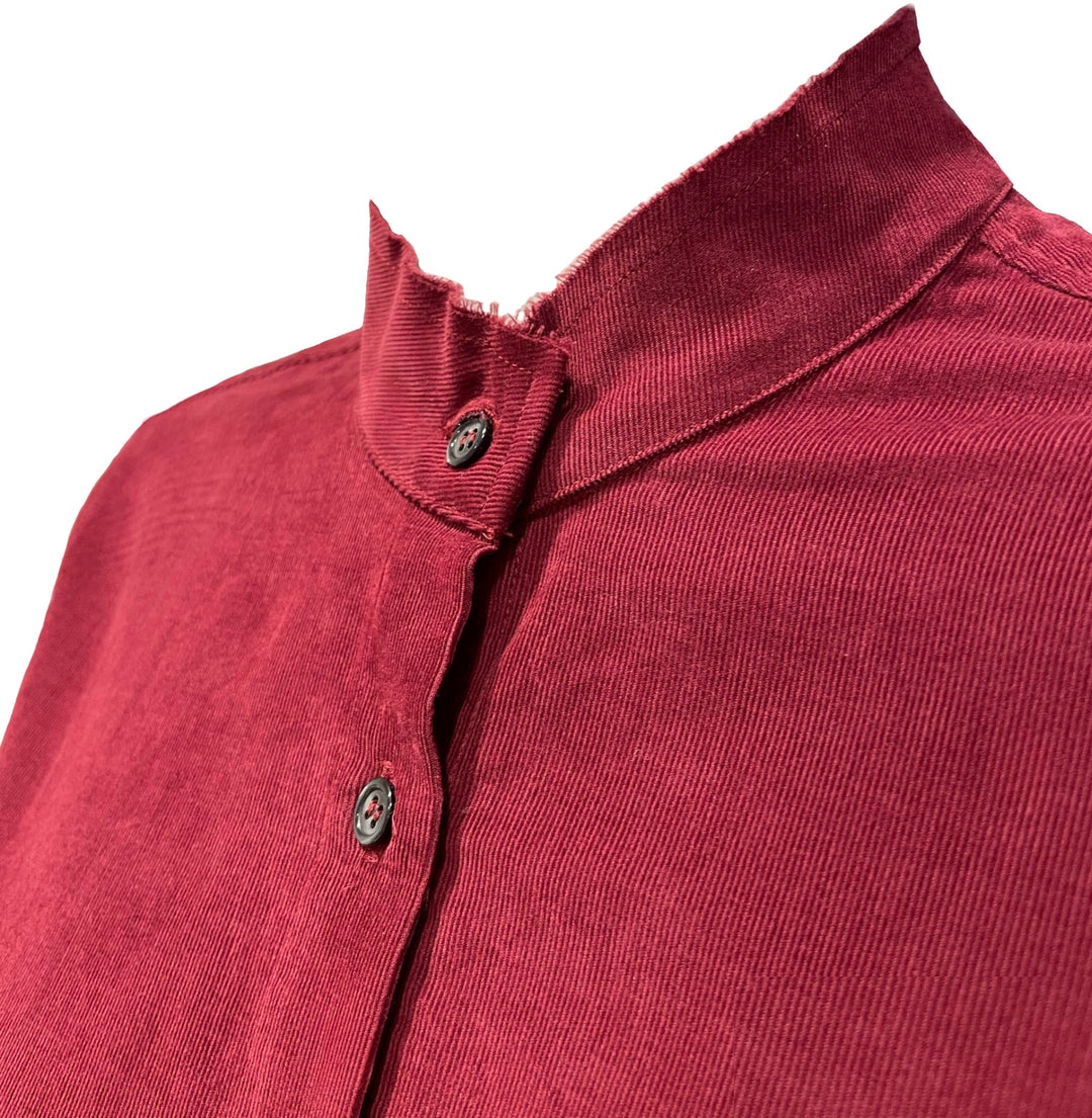 Bluse The White Shirt aus Feincord in rot. Die wunderschöne Bluse von The White Shirt aus einem weichen Stoff perfekt für besondere Anlässe. Die Bluse fällt größengerecht aus. Die Bluse hat jeweils ein Knopf an den Ärmel. Die Bluse hat einen geschnittenen Ausschnitt.