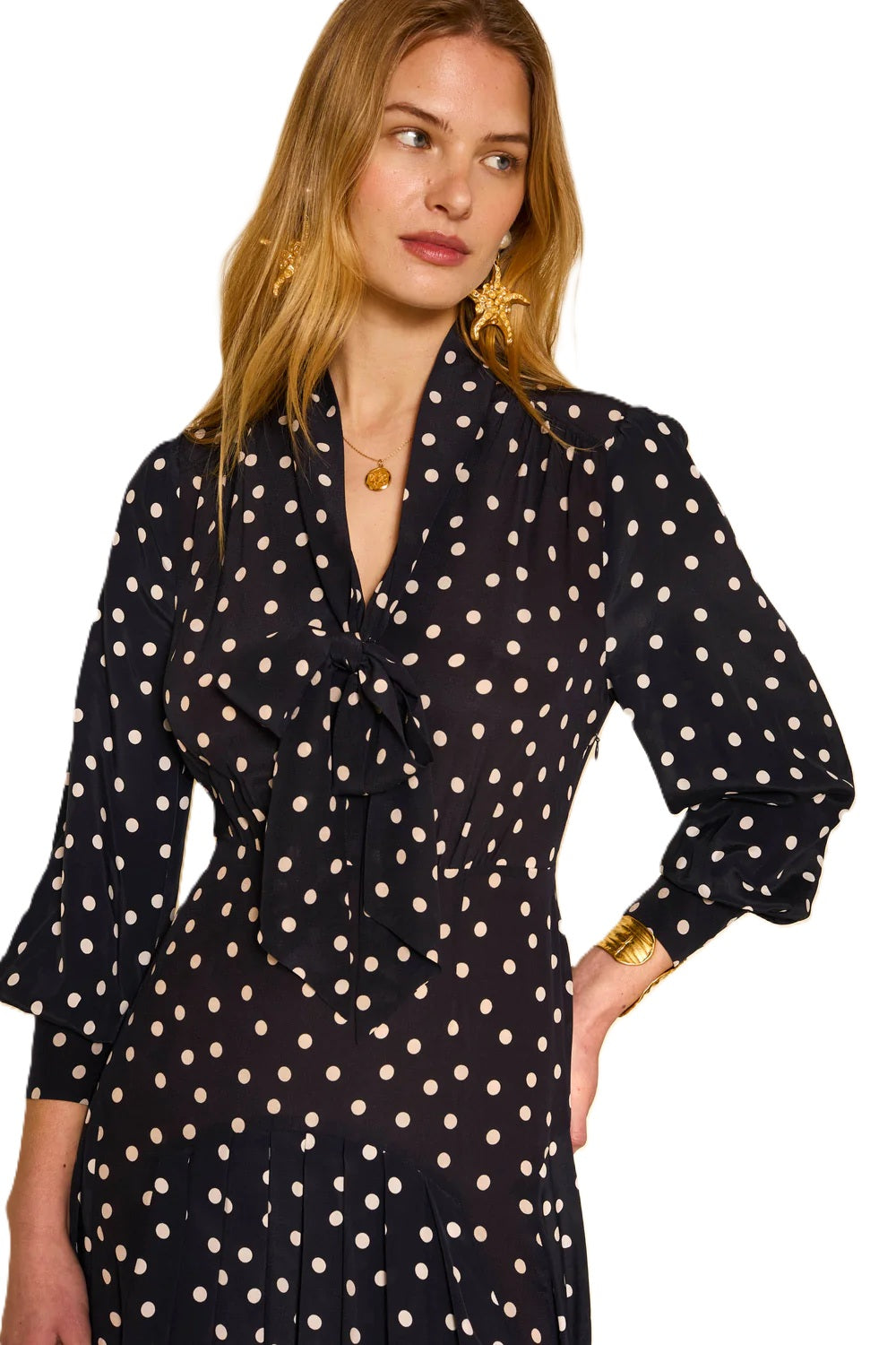 Kleid-Rixo-Marigold-Muster-Schwarz-Punkte-weiss-hemdkragen