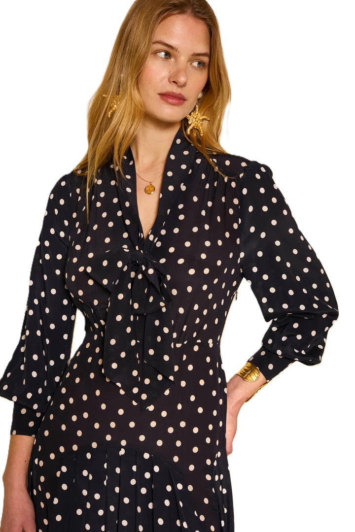 Kleid-Rixo-Marigold-Muster-Schwarz-Punkte-weiss-hemdkragen