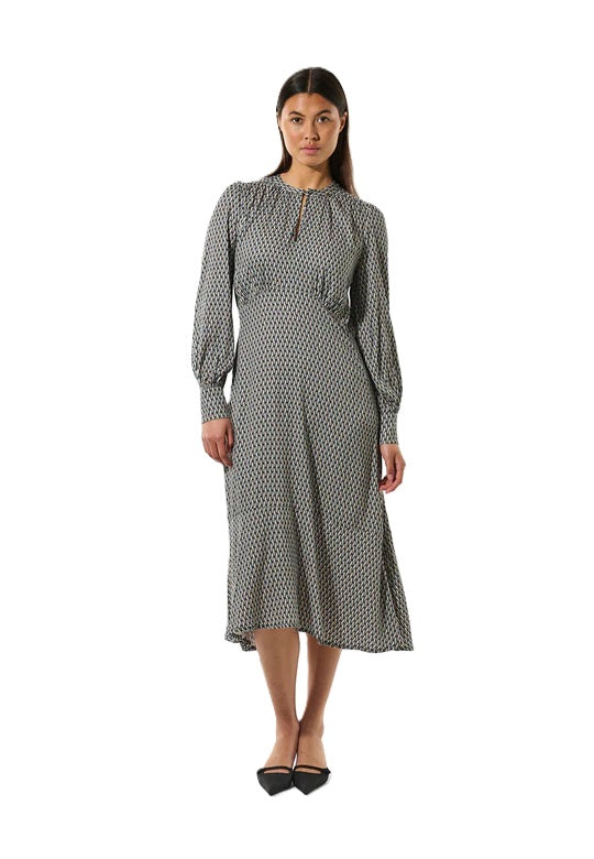 Kleid-Dea Kudibal-RumerDea-figurbetont-Muster-halbe Knopfleiste
