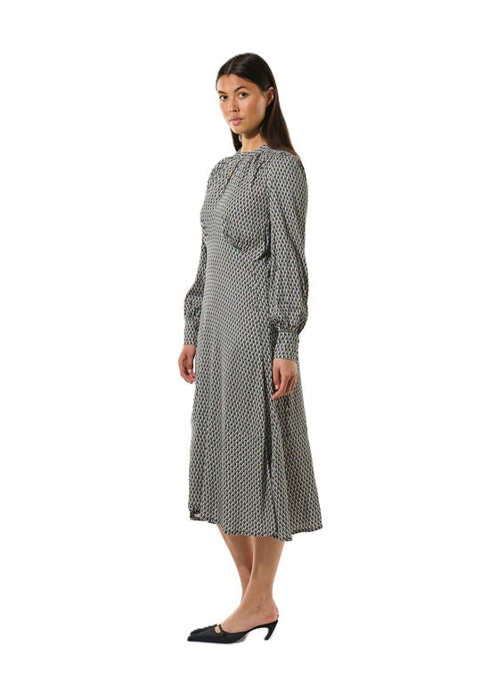 Kleid-Dea Kudibal-RumerDea-figurbetont-Muster-halbe Knopfleiste