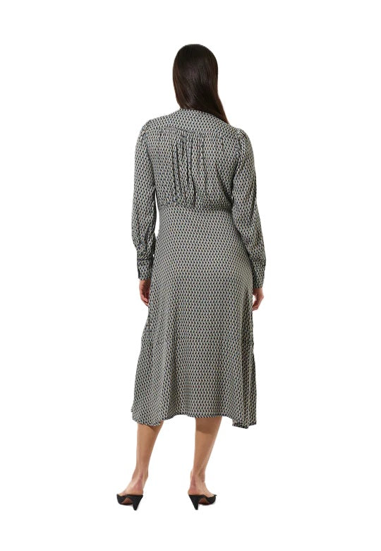 Kleid-Dea Kudibal-RumerDea-figurbetont-Muster-halbe Knopfleiste