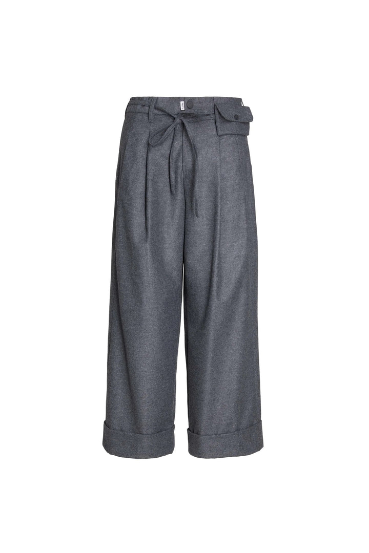 Hose-PNTS-24_THE MINI G-dunkelgrau-Wolle-Guertel mit Pocket-Aufschlag