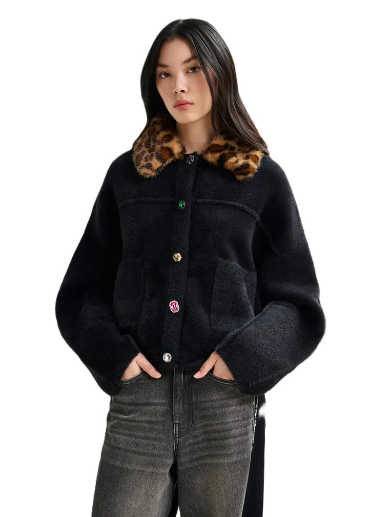 Jacke-Essentiel Antwerp-Intention-Kunstfellkragen-Leopardenprint-bunte Schmuckknoepfe-schwarz