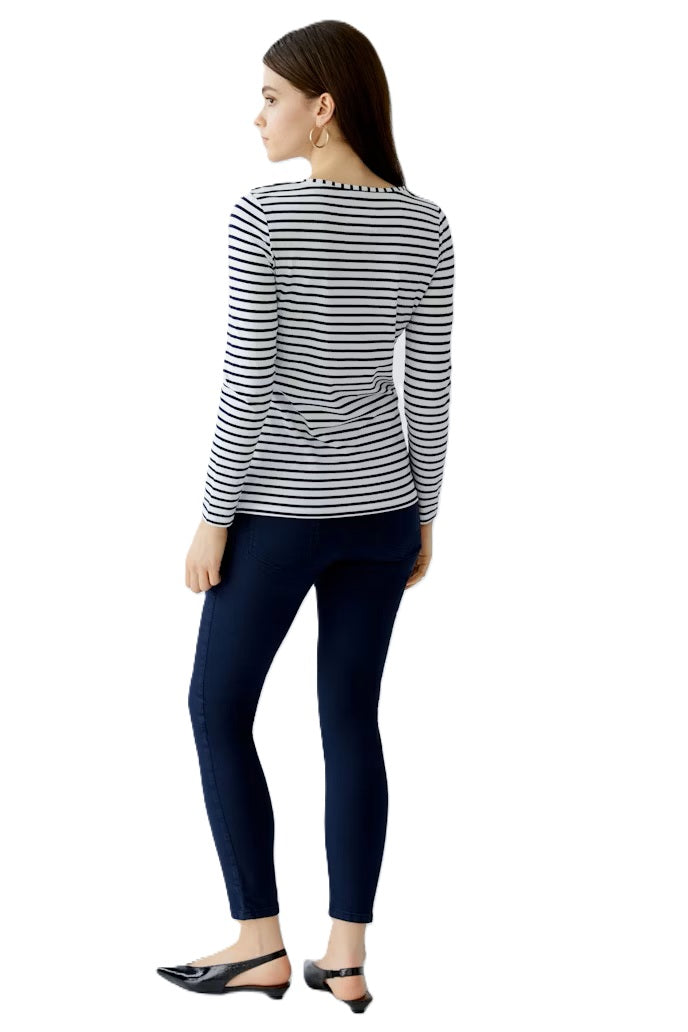 Shirt Oui SUMIKO navy und weiß. Oui Shirt mit Streifen. Der gerade Schnitt sorgt für eine moderne Silhouette, während die weiche, hochwertige Materialqualität einen angenehmen Tragekomfort bietet.