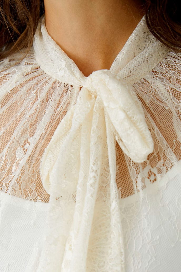 Bluse-Oui-Spitze-Schluppe-weiß-beige