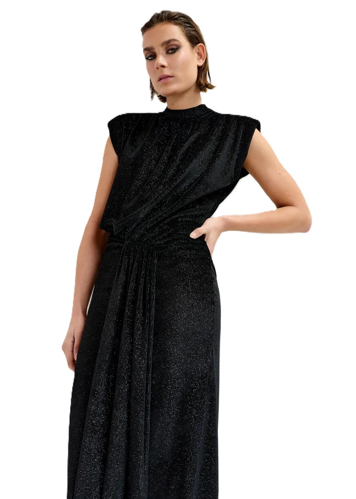 Kleid-Essentiel-Antwerp-Inche-Midikleid-Rollkragen-Kellerfalte-Figurbetont-Glitzer-schwarz