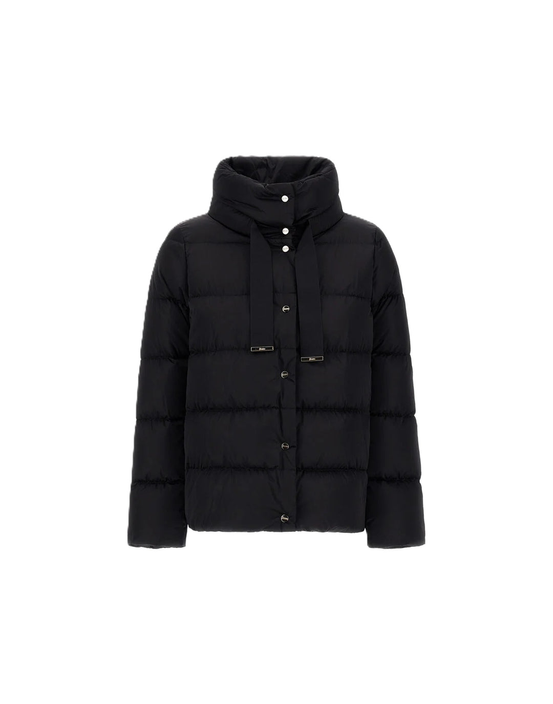 Jacke Herno Woven Jacket in schwarz. Diese wunderschöne Jacke hat ein ganz besonderes Design. Sie hat eine satinierte und weiche Haptik. Sie hat eine bequeme Passform und ist sehr leicht. Am Kragen hat sie einen Tunnelzug zum Verstellen. Außerdem hat sie Paspeltaschen und eine Wattierung aus Daune. 