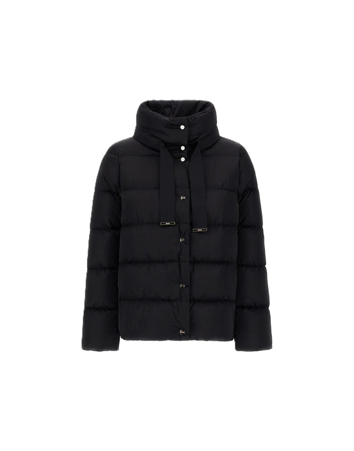 Jacke Herno Woven Jacket in schwarz. Diese wunderschöne Jacke hat ein ganz besonderes Design. Sie hat eine satinierte und weiche Haptik. Sie hat eine bequeme Passform und ist sehr leicht. Am Kragen hat sie einen Tunnelzug zum Verstellen. Außerdem hat sie Paspeltaschen und eine Wattierung aus Daune. 