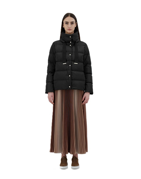 Jacke Herno Woven Jacket in schwarz. Diese wunderschöne Jacke hat ein ganz besonderes Design. Sie hat eine satinierte und weiche Haptik. Sie hat eine bequeme Passform und ist sehr leicht. Am Kragen hat sie einen Tunnelzug zum Verstellen. Außerdem hat sie Paspeltaschen und eine Wattierung aus Daune. 