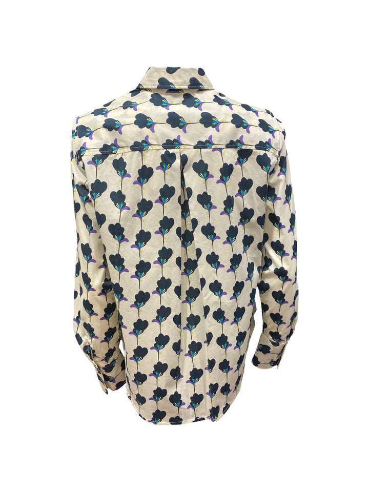 Bluse The White Shirt in weiß blau und lila. Die wunderschöne Bluse von The White Shirt mit einem Blumenmuster. Die Bluse ist eine leichte Ware. Die Bluse hat einen Kragen und weiße Knöpfe, die für einen dezenten Kontrast sorgen. 