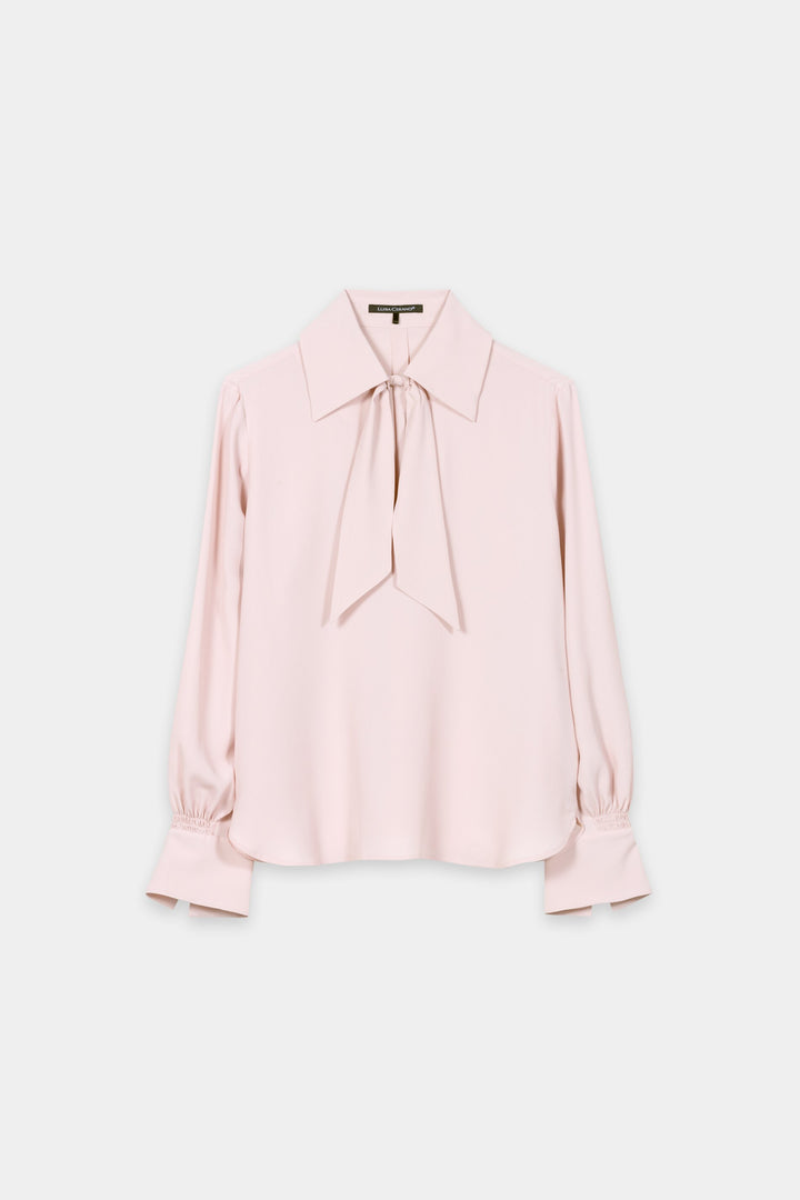 Bluse von Luisa Cerano. Seidenbluse mit abnehmbarer Schluppe. Schleifenband und Gummizug an der Manschette in rosa. 


