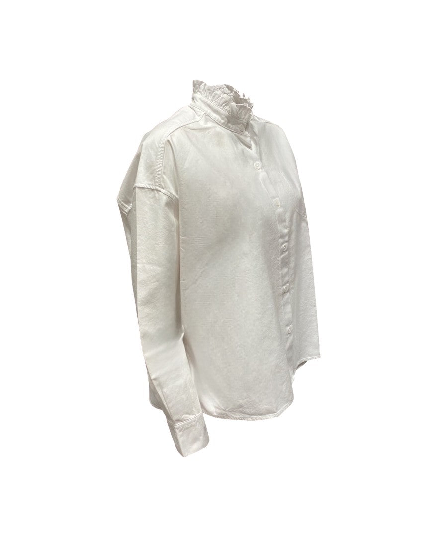 Bluse in weiß von Narli mit Rüschenkragen und durchgehender Knopfleiste. De Bluse ist gerade und weit geschnitten und aus Baumwolle. 