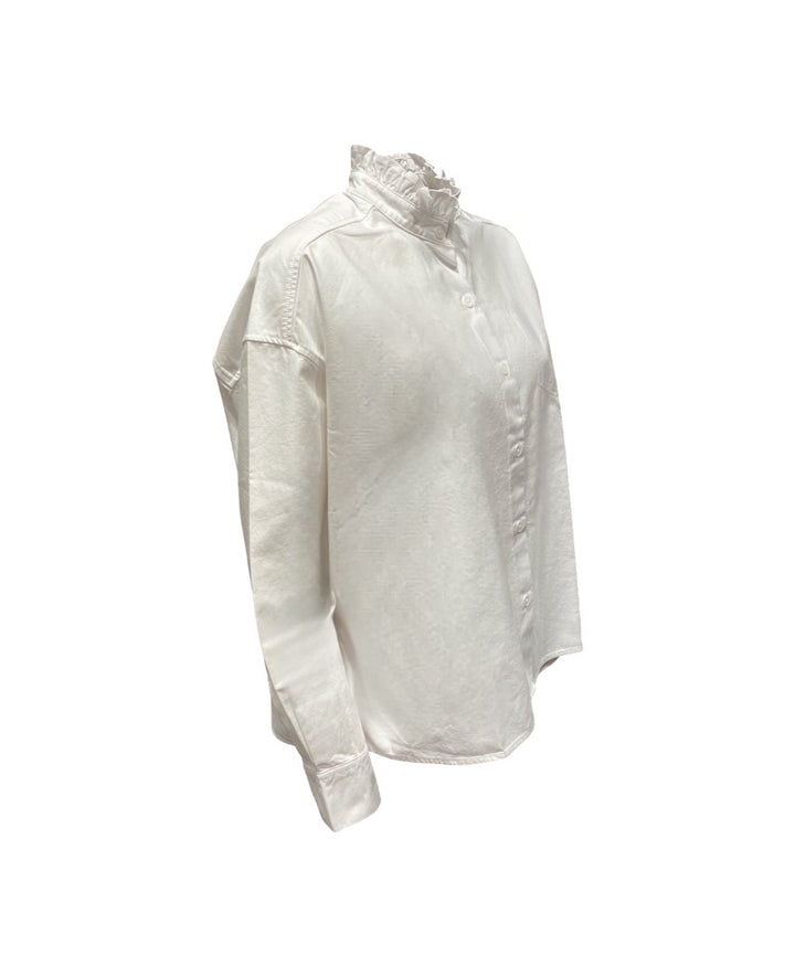 Bluse in weiß von Narli mit Rüschenkragen und durchgehender Knopfleiste. De Bluse ist gerade und weit geschnitten und aus Baumwolle. 