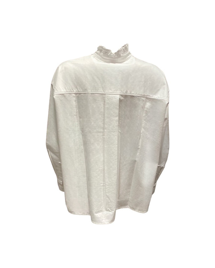 Bluse in weiß von Narli mit Rüschenkragen und durchgehender Knopfleiste. De Bluse ist gerade und weit geschnitten und aus Baumwolle. 