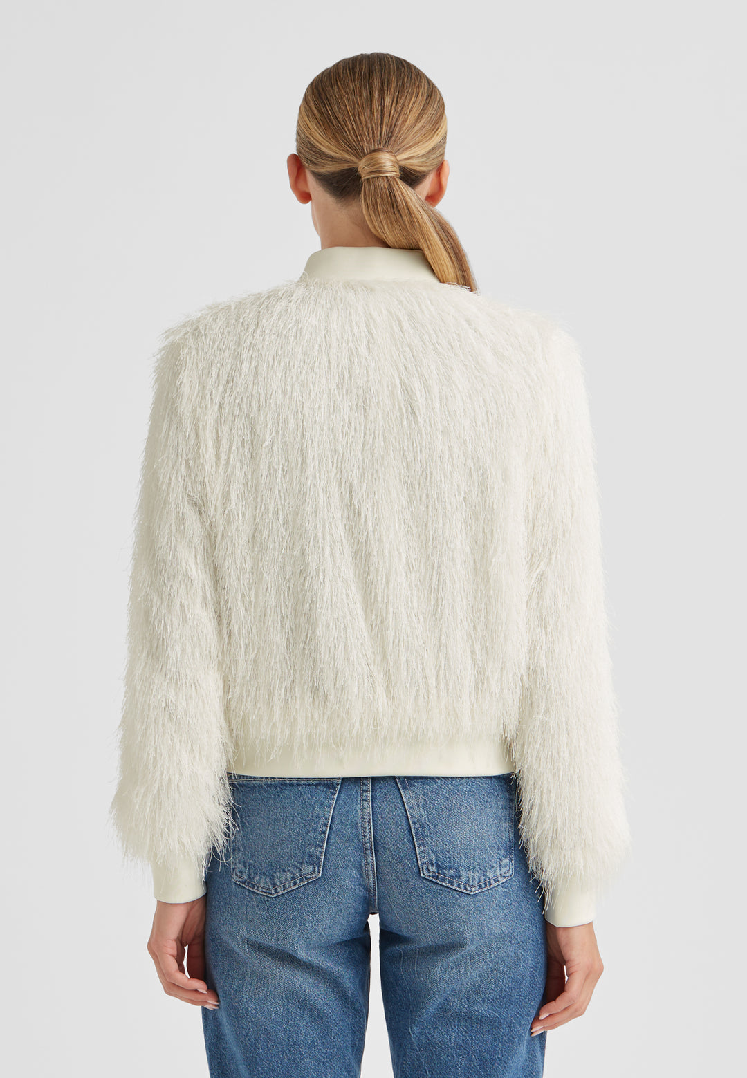 Jacke von Milestone MSBlossom in weiß mit Fransen. Die Jacke hat einen Stehkragen und Taschen und einen Zip. 