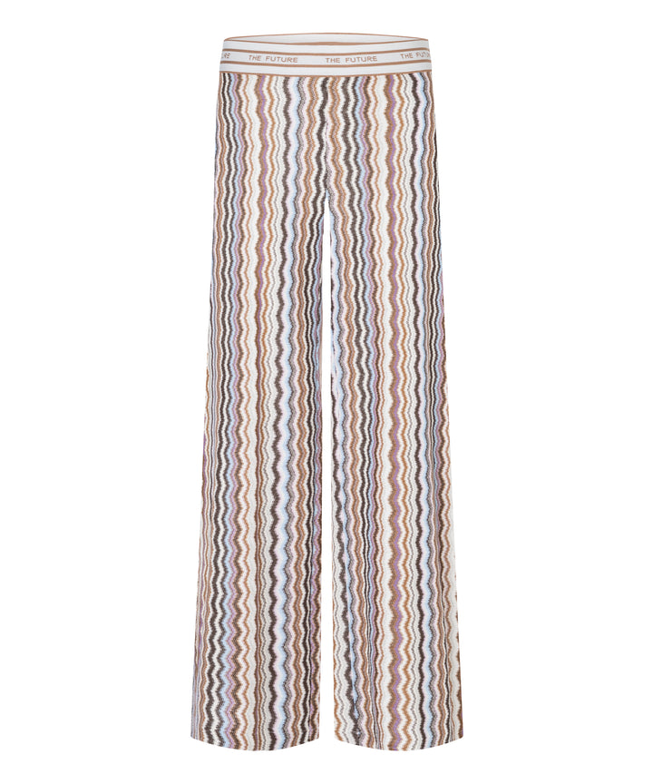Hose von Cambio Allison im zickzack Muster und wording am Gummibund. Die Hose ist lang und gerade und sieht wie Missoni aus. 