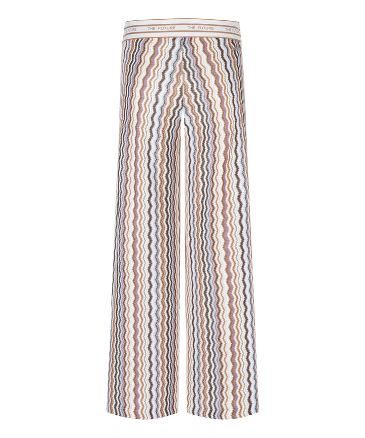 Hose von Cambio Allison im zickzack Muster und wording am Gummibund. Die Hose ist lang und gerade und sieht wie Missoni aus. 