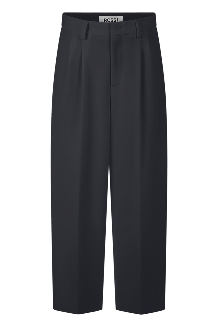 Hose Rossi Noa Crop. Coole Hose in verkürzter Form. Die Hose hat Bundfalten und einen verstellbaren Innenbund. Sie ist High-Waist geschnitten und hat ein verkürztes Bein. Der leichte O-Shape verleiht der Hose einen modernen Look. Die Hose hat schräge Eingriffstaschen und eine Leistentasche auf der Rückseite in navy
