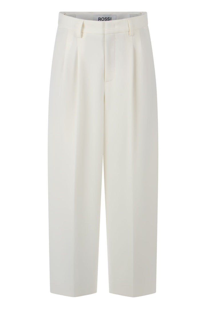 Hose Rossi Noa Crop. Coole Hose in verkürzter Form. Die Hose hat Bundfalten und einen verstellbaren Innenbund. Sie ist High-Waist geschnitten und hat ein verkürztes Bein. Der leichte O-Shape verleiht der Hose einen modernen Look. Die Hose hat schräge Eingriffstaschen und eine Leistentasche auf der Rückseite in ecru.