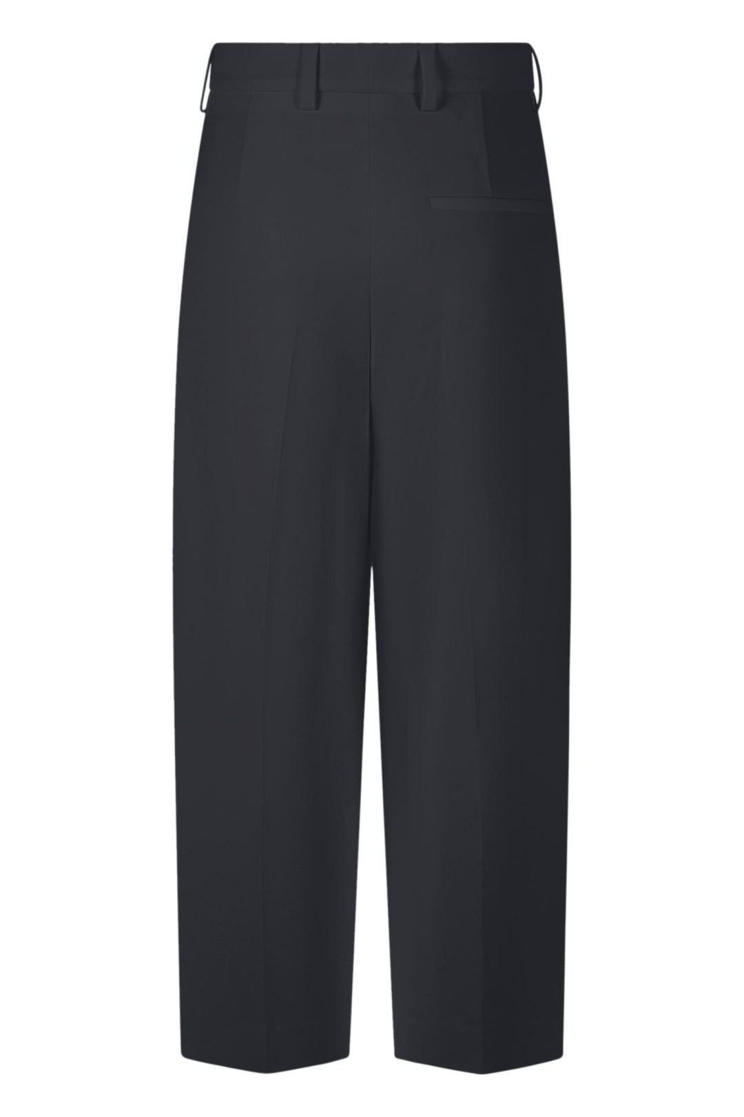Hose Rossi Noa Crop. Coole Hose in verkürzter Form. Die Hose hat Bundfalten und einen verstellbaren Innenbund. Sie ist High-Waist geschnitten und hat ein verkürztes Bein. Der leichte O-Shape verleiht der Hose einen modernen Look. Die Hose hat schräge Eingriffstaschen und eine Leistentasche auf der Rückseite in navy