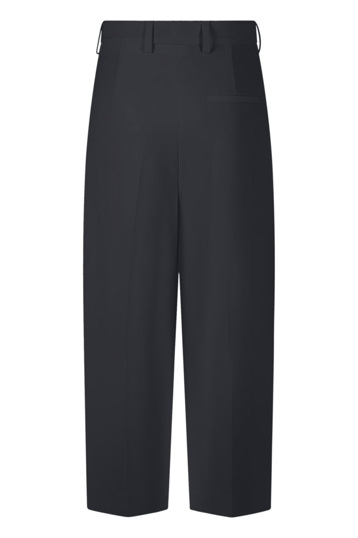 Hose Rossi Noa Crop. Coole Hose in verkürzter Form. Die Hose hat Bundfalten und einen verstellbaren Innenbund. Sie ist High-Waist geschnitten und hat ein verkürztes Bein. Der leichte O-Shape verleiht der Hose einen modernen Look. Die Hose hat schräge Eingriffstaschen und eine Leistentasche auf der Rückseite in navy