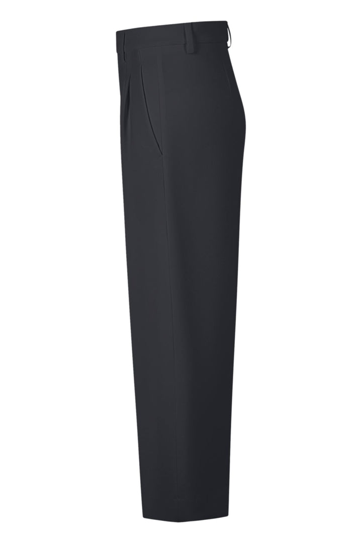 Hose Rossi Noa Crop. Coole Hose in verkürzter Form. Die Hose hat Bundfalten und einen verstellbaren Innenbund. Sie ist High-Waist geschnitten und hat ein verkürztes Bein. Der leichte O-Shape verleiht der Hose einen modernen Look. Die Hose hat schräge Eingriffstaschen und eine Leistentasche auf der Rückseite in navy