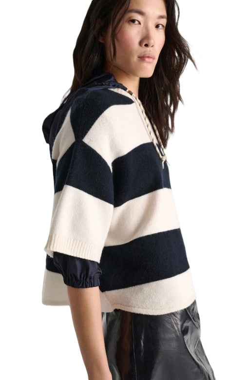 Pullover Dorothee Schumacher MODERN STATEMENTS. Der Pullover überzeugt im entspannten T-Shirt-Style aus weichem Merino-Kaschmir-Wollmix. Zweifarbige Blockstreifen, eine raffinierte Trompe-l’Oeil-Tasche aus Pointelle sowie feine Baumwoll-Details an Halsloch und Seitennähten in navy ecru. 