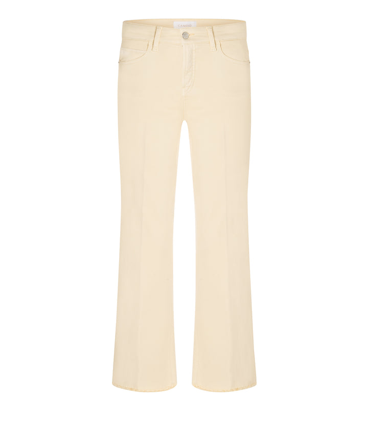 Jeans von Cambio Francesca in buttergelb mit Kick. Die Jeans ist verkürzt und hat Taschen und einen Knopf. 