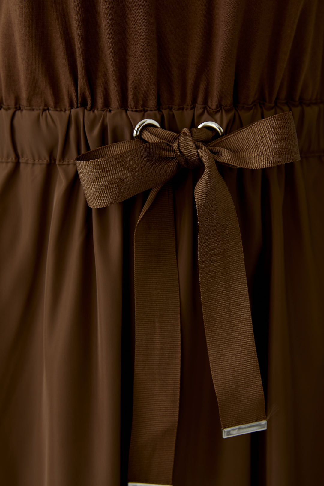 Kleid-Oui-Midi-kurzarm-Geraffte Taille mit Bindegürtel-braun-taschen