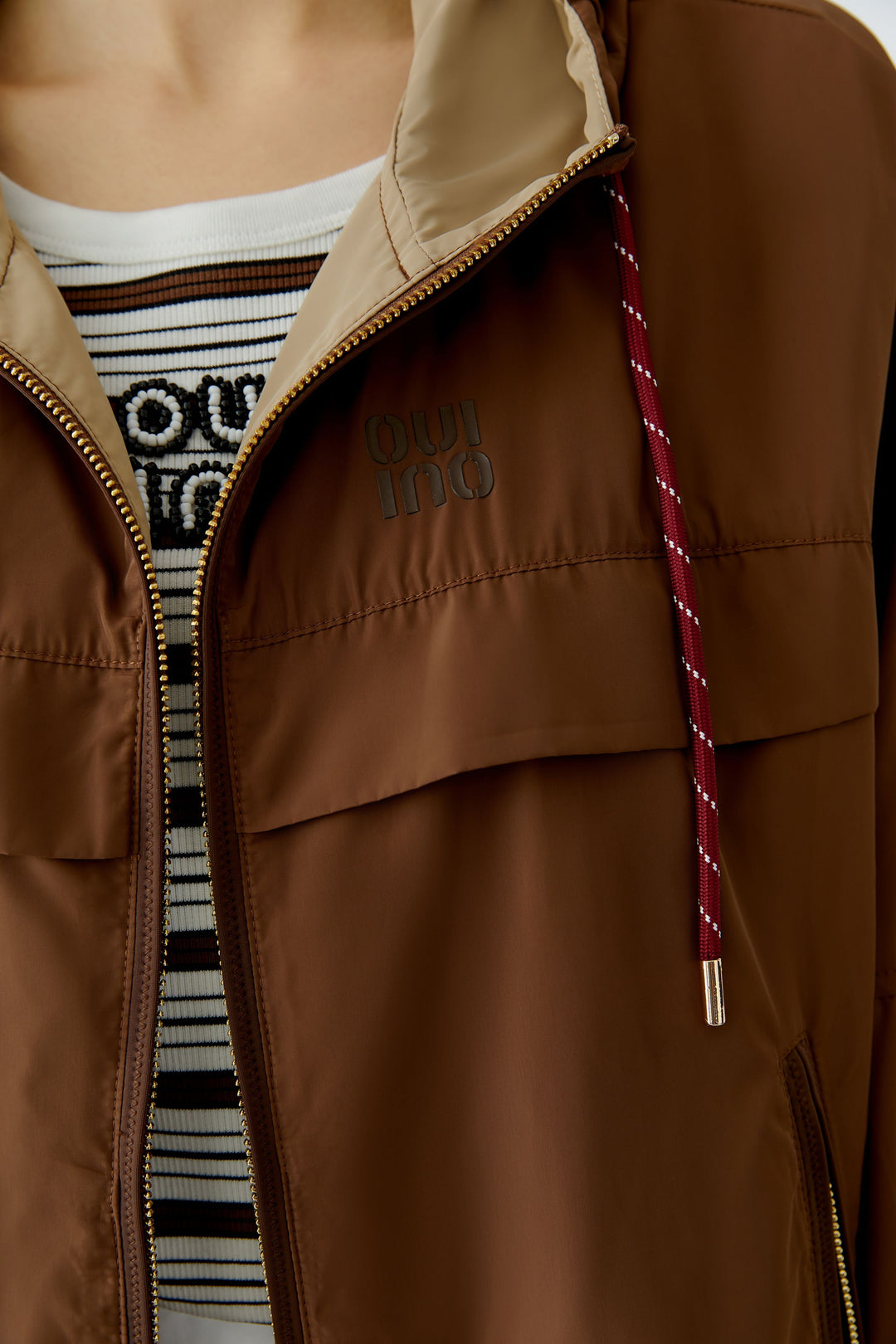 Jacke-Oui-Regenjacke-Reißverschluss-Kapuze-Kordeln-braun
