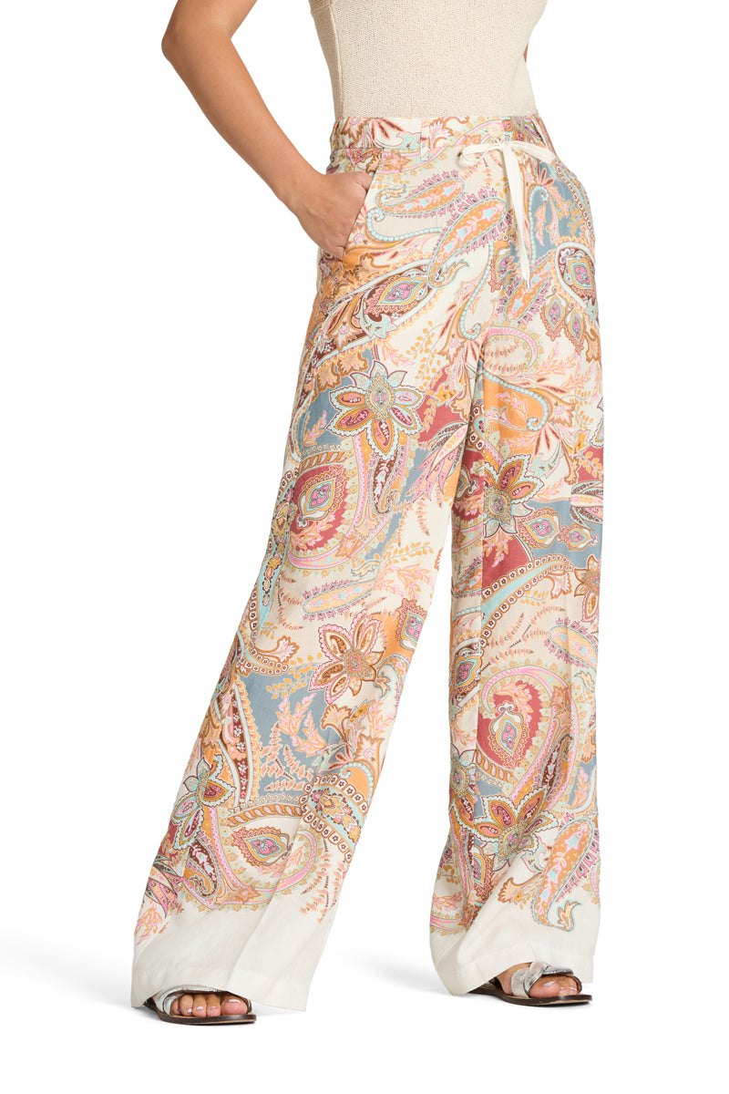 Hose von Cambio Adrienne aus Leinen mit buntem Paisleydruck und Tunnelzug. Die Hose hat ein langes und weites Bein und ein buntes Muster. 