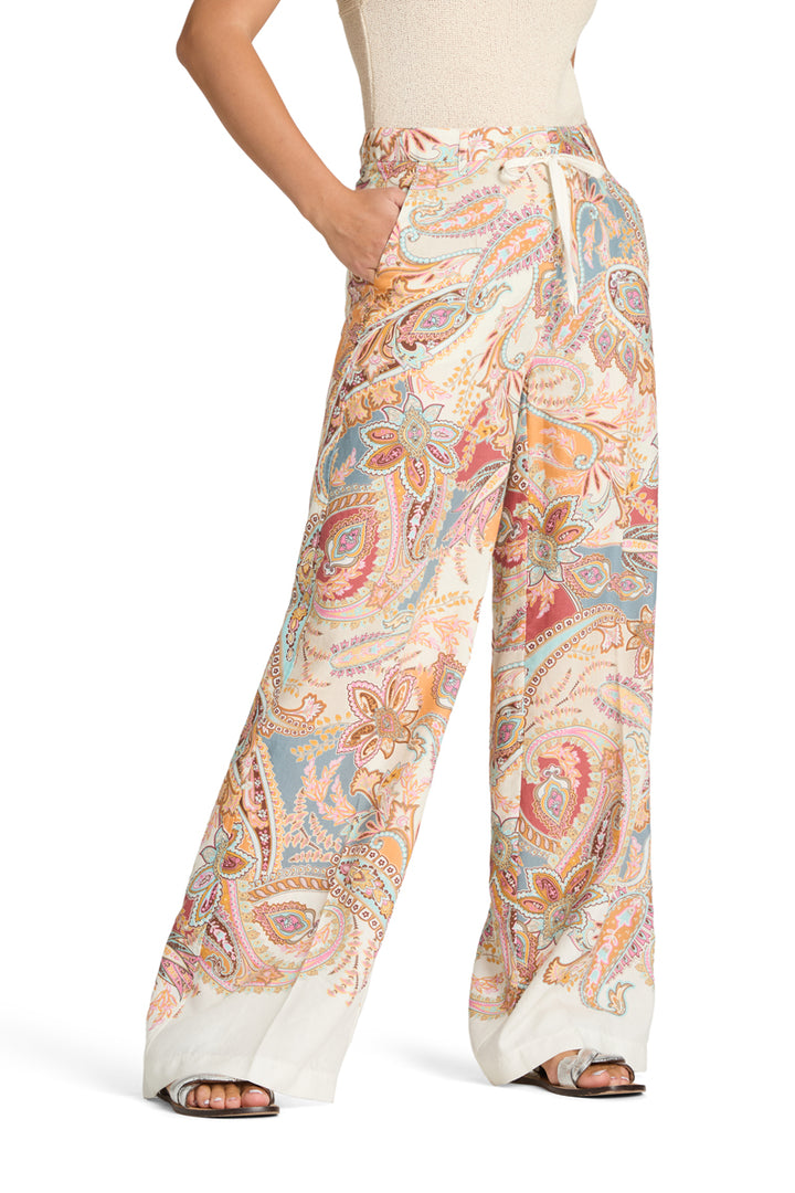 Hose von Cambio Adrienne aus Leinen mit buntem Paisleydruck und Tunnelzug. Die Hose hat ein langes und weites Bein und ein buntes Muster. 