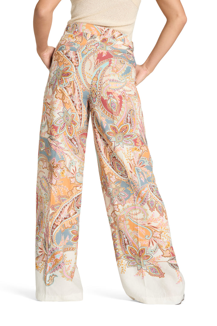 Hose von Cambio Adrienne aus Leinen mit buntem Paisleydruck und Tunnelzug. Die Hose hat ein langes und weites Bein und ein buntes Muster. 