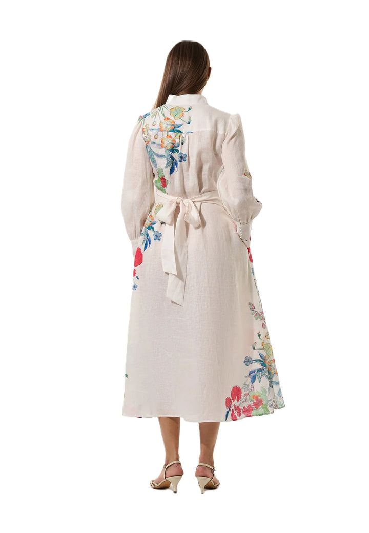 Kleid Dea Kudibal AlondraDEA hat einen Frühlingsblumenprint und einen Stehkragen, Oberteil ist figurbetont geschnitten und das Kleid hat einen Taillenbund mit  Bindegürtel in weiss mit bunten Blumen aus Leinen  mit Taschen 