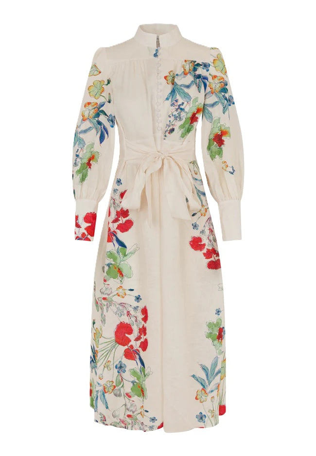 Kleid Dea Kudibal AlondraDEA hat einen Frühlingsblumenprint und einen Stehkragen, Oberteil ist figurbetont geschnitten und das Kleid hat einen Taillenbund mit  Bindegürtel in weiss mit bunten Blumen aus Leinen 