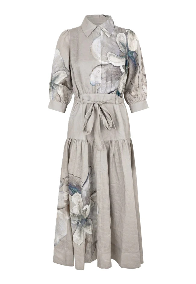 Kleid Dea Kudibal PalmaDEA in oversized Fit mit gemalten Blumen bodenlang aus Leinen mit figurbetonter Silhouette und Hemdkragen und halber Knopfleiste in taupe
