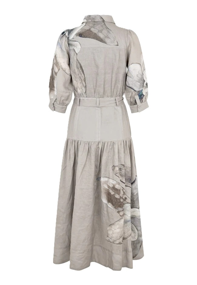 Kleid Dea Kudibal PalmaDEA in oversized Fit mit gemalten Blumen bodenlang aus Leinen mit figurbetonter Silhouette und Hemdkragen und halber Knopfleiste in taupe
