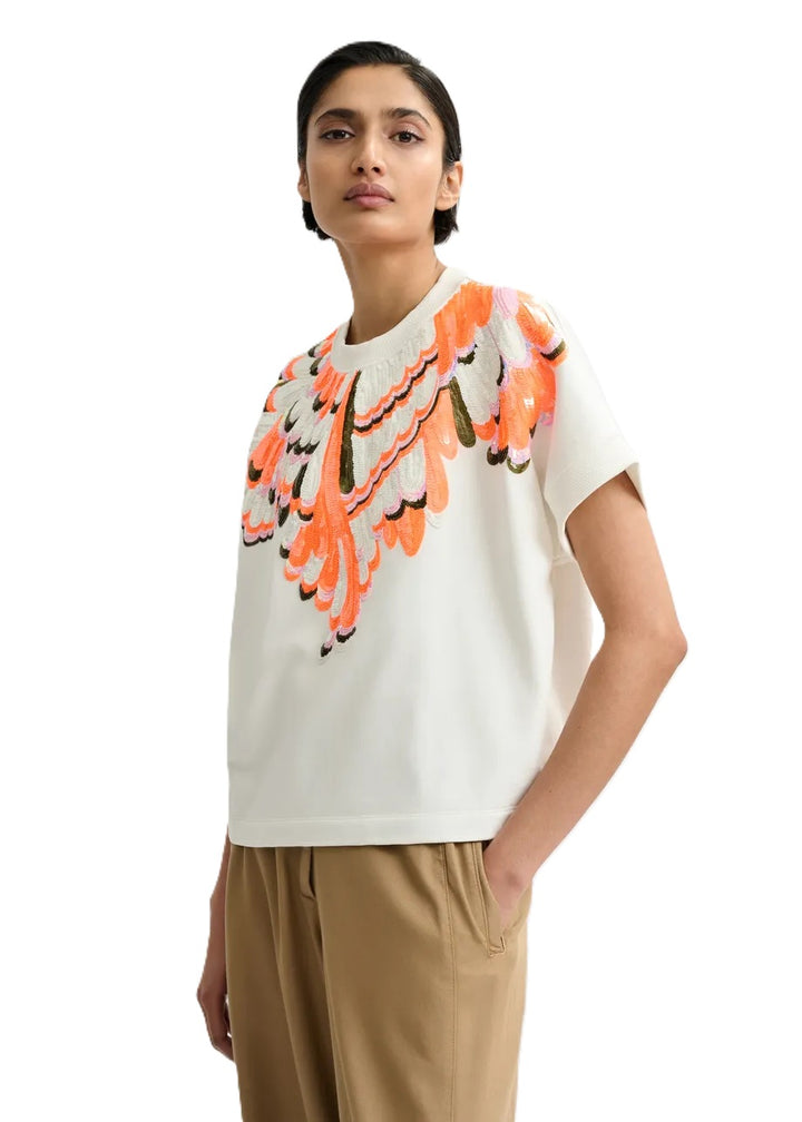 Sweatshirt von Essentiel Antwerp JOLIES EMBROIDERED SWEATSHIRT. Das Sweatshirt hat Pailletten und überschnittene Ärmel. Es ist kastig in den Farben orange und ecru. 