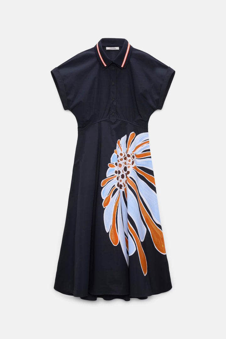 Kleid Dorothee Schumacher Floral Power dress mit Kragen und Blumendruck in navy. Das Kleid ist mittellang und der Kragen ist zweifarbig. Das Kleid hat Taschen.
